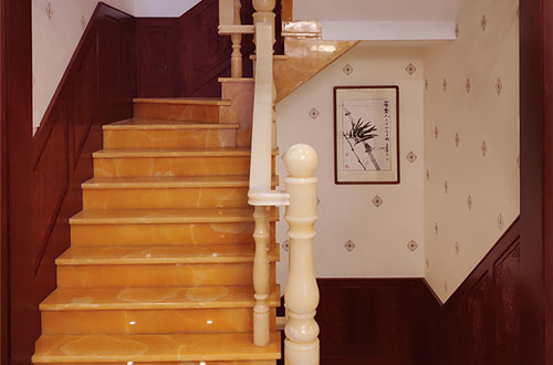曲麻莱中式别墅室内汉白玉石楼梯的定制安装装饰效果
